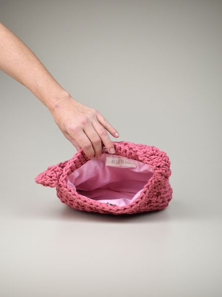 "Bolso de crochet con forro interior, amplio y funcional, ideal para llevar lo esencial con un estilo boho chic."