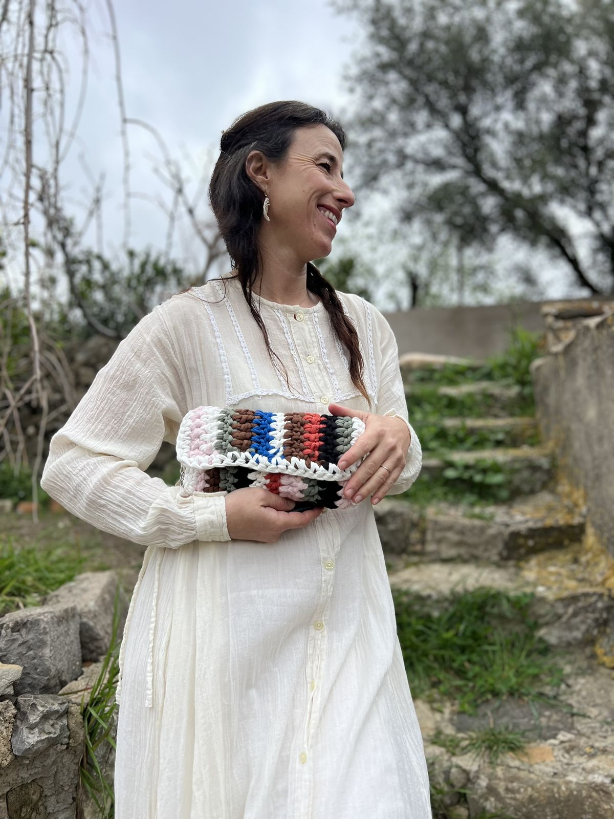 Bolso de crochet colorido, tejido a mano con patrón único, ideal para un look alegre y desenfadado.