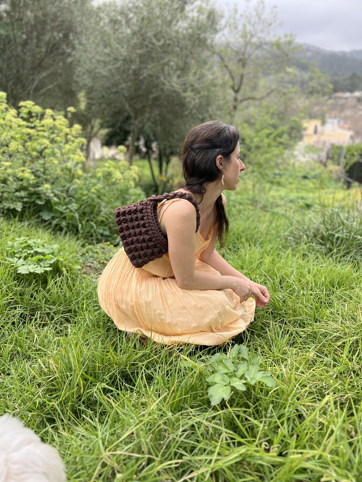 Bolso de crochet artesanal hecho a mano, en tono marrón, tejido con materiales sostenibles, ligero y versátil para cualquier ocasión."