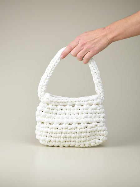 Bolso de crochet accesorio ideal para un look boho y relajado, hecho a mano con materiales sostenibles