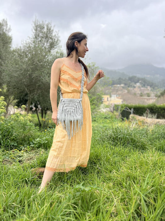 Bolso de crochet con flecos, hecho a mano, con cierre magnético y forro interior, estilo boho-chic.