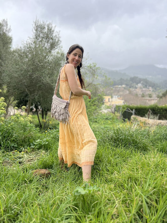 Bolso de estilo mediterráneo, con detalles de flecos, forro interior y cierre magnético para mayor comodidad.