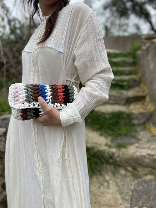 Bolso de crochet multicolor hecho a mano, diseño artesanal boho, tejido con hilos naturales, ligero y sostenible."