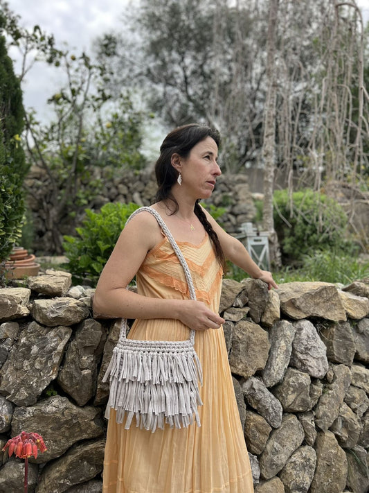 lBolso de crochet sostenible con flecos, perfecto para un look boho, con cierre seguro y forro protector.