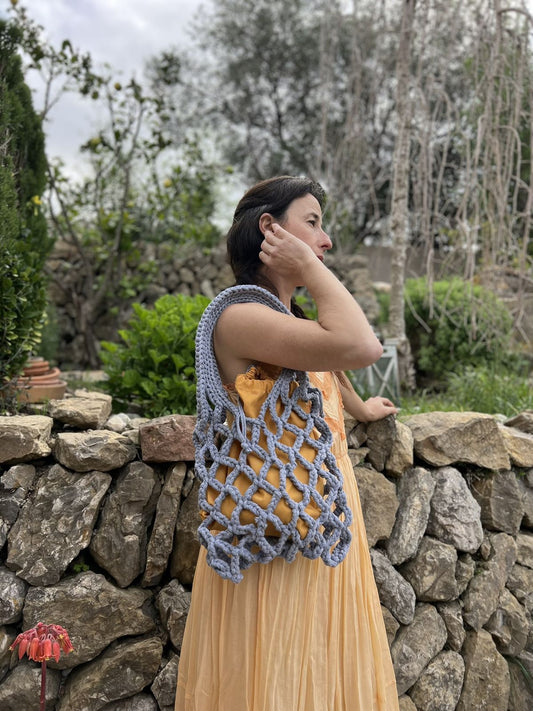 Bolso de crochet con punto grande y bolsa interior extra, ideal para llevar todo lo necesario a la playa con estilo y seguridad."