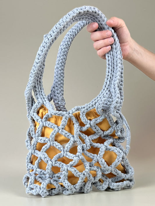 Bolso de crochet Roudera con punto grande, hecho a mano, ligero y espacioso, ideal para la playa. Incluye bolsa interior para mayor funcionalidad."