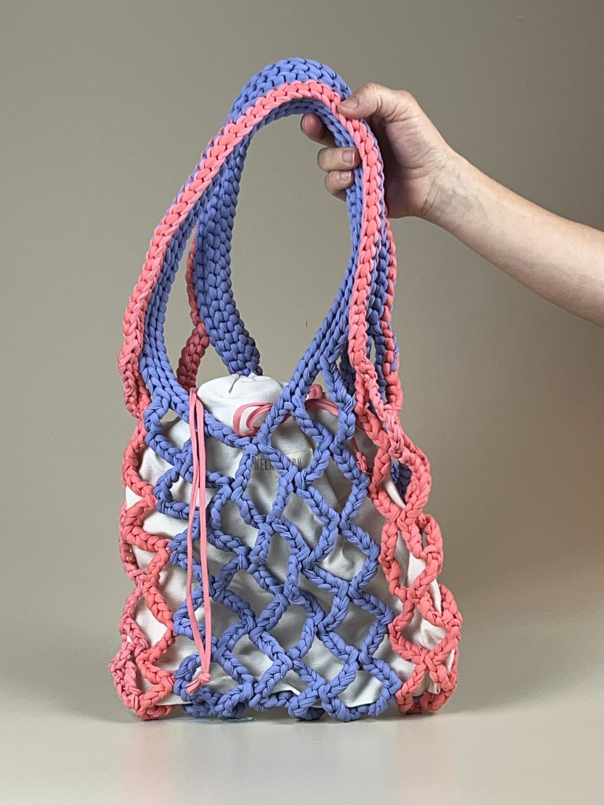 Bolso de crochet con punto grande y bolsa interior extra, ideal para llevar todo lo necesario a la playa con estilo y seguridad.