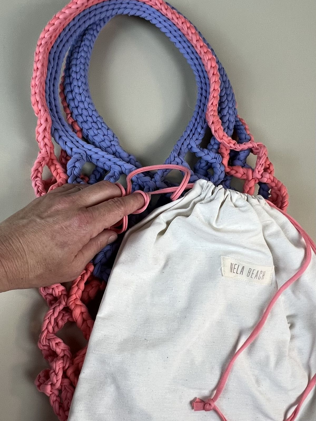 Bolso de crochet con punto grande y bolsa interior extra, ideal para llevar todo lo necesario a la playa con estilo y seguridad."