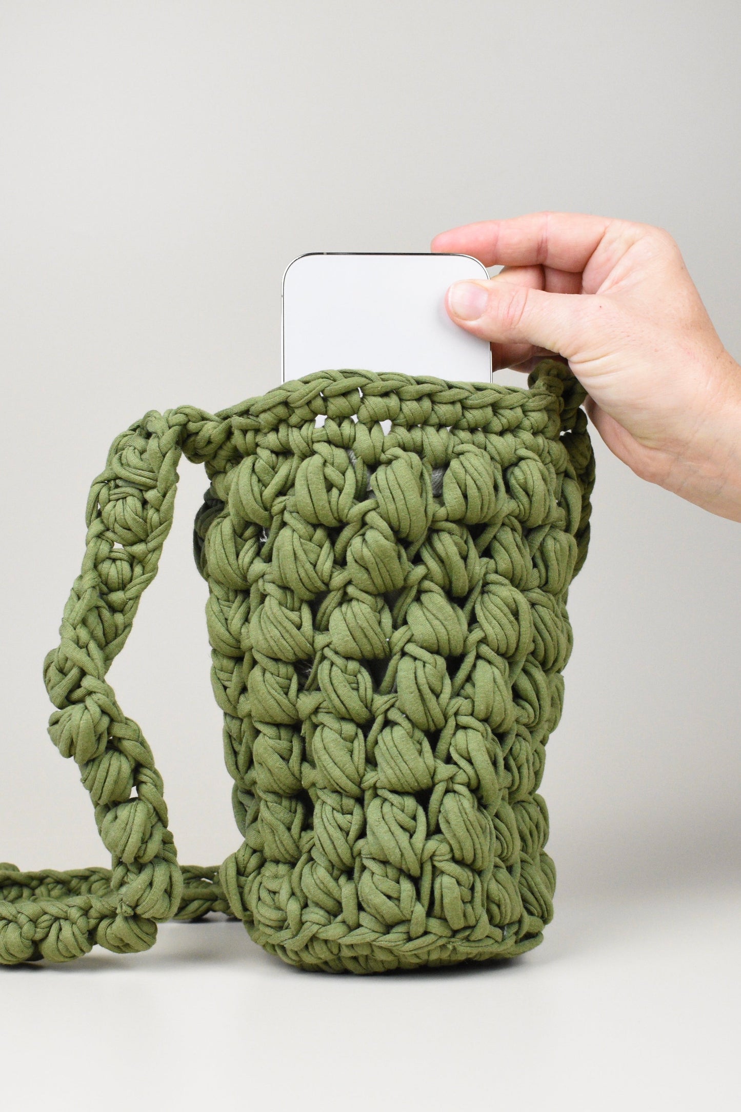 Bolso Moss verde a crochet hecho a mano en Mallorca con hilos naturales y reciclados estilo boho slow fashion